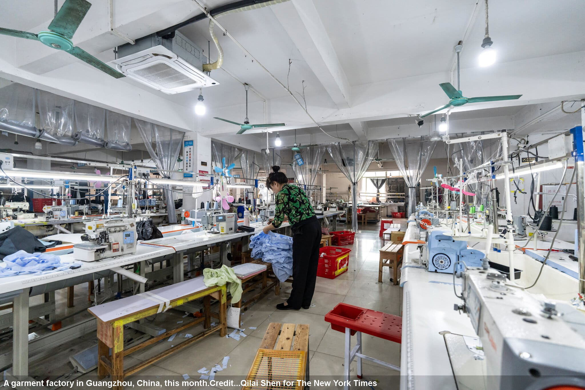 Chinese Factories Slow in Early Sign of Trade War’s Toll